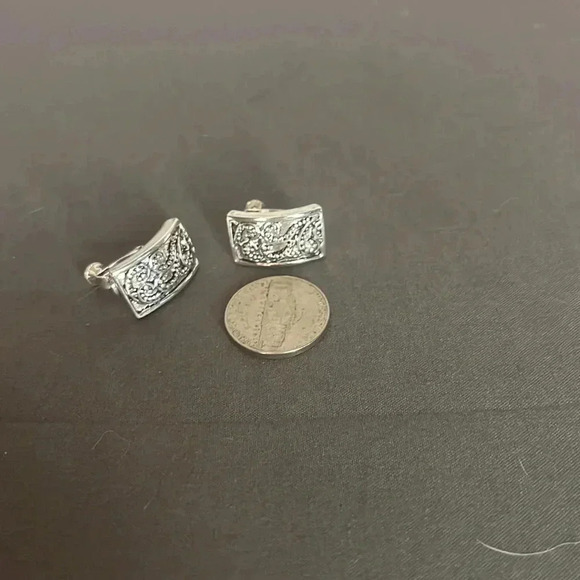 Vintage Signed NAPIER Silvertone Oblong screw back Earrings - Picture 4 of 4